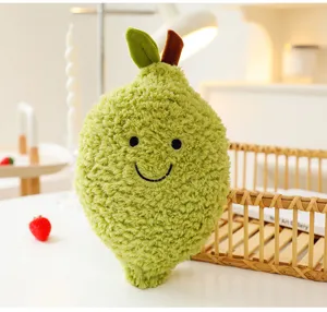 Dettaglio di un peluche a forma di frutto verde con uno smile e una texture soffice