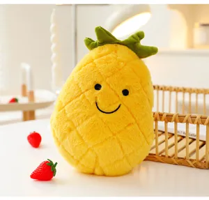 Vista dettagliata di un morbido peluche ananas giallo con un simpatico viso ricamato