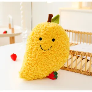 Primo piano di un simpatico peluche a forma di mango giallo con consistenza soffice.