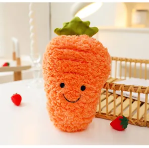 Dettaglio ravvicinato che mostra la morbida consistenza di un peluche a carota arancione sorridente