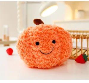 Dettaglio di un morbido peluche a forma di arancia con un sorriso carino in casa
