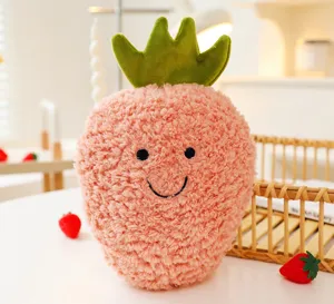Morbido peluche a forma di fragola rosa con un viso sorridente e una trama soffice.