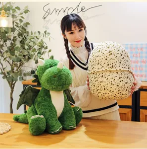 Niedlicher grüner Plüsch-Dinosaurier mit Ei-Puppen-Design, weiches Kuscheltier für Kindergeschenk.