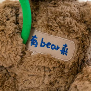 Primo piano di un orsetto di peluche marrone con toppa ricamata 'You bear lai'