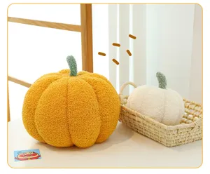 Kürbisförmige Plüschkissen in Orange und Weiß mit weicher Bouclé-Textur für Halloween