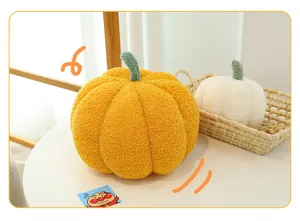 Detailansicht weicher orange-weißer Kürbis-Plüschkissen für kreative Halloween-Heimdekoration