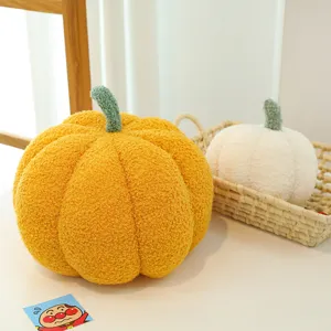 Gemütliche orange und weiße Kürbis-Plüschkissen für die Herbst- und Halloween-Deko