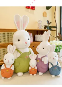 Groep schattige pluche konijntjes met kleurrijke overalls in een warm interieur