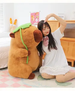 Grande peluche capibara carino con foglia di loto in un ambiente domestico