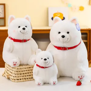 Set van drie pluizige witte Samojeed pluche hondenpoppen met rode decoratieve halsbanden