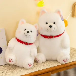 Schattige Samojeed pluche hond met rode halsband in twee maten als kindercadeautje