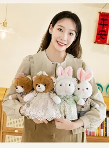 Foto de estilo de vida de una modelo asiática sosteniendo cuatro lindos peluches de oso y conejo