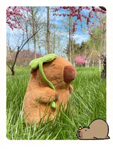 Vista dettagliata di un simpatico peluche di capibara marrone con foglia