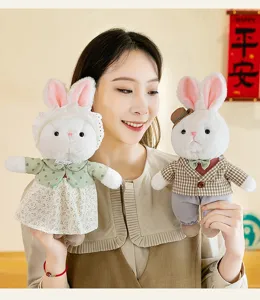 Vista detallada de lindos muñecos de peluche de conejo con trajes elegantes por modelo