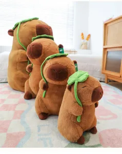 Vista dettagliata di quattro peluche capibara con foglia di loto disposti per dimensione.