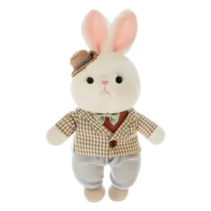 Adorable conejo de peluche blanco con chaqueta de cuadros y sombrero marrón