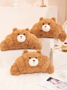 Vista de cerca de almohadas de peluche con forma de cruasán de oso en bloques