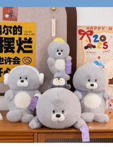 Colección de cuatro lindos peluches de león marino gris en una decoración de hogar acogedora