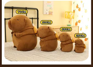 Vergleich von vier verschiedenen Größen süßer brauner Capybara-Plüschtiere auf einem Bett