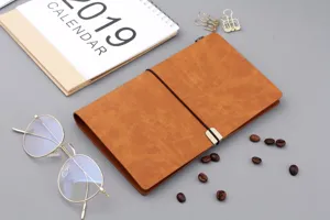 Detailansicht eines vintage braunen A6 Notizbuchs aus Kunstleder mit Gummiband-Verschluss
