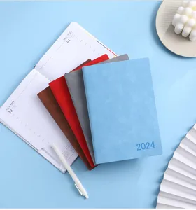 Détail des agendas anglais A5 2024 en plusieurs couleurs avec pages de mise en page