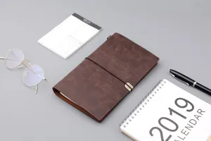 Draufsicht auf ein klassisches braunes A6 Notizbuch aus Kunstleder mit Gummiband