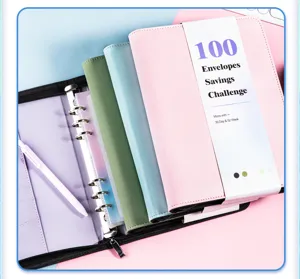 Détail des classeurs à fermeture éclair colorés pour le défi d'économie d'argent.
