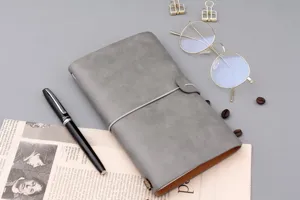 Detailansicht eines grauen Vintage A6 Kunstlederjournals mit praktischem Gummibandverschluss