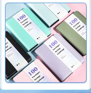 Vue détaillée de divers classeurs colorés 100 Envelopes Savings Challenge en tons pastels