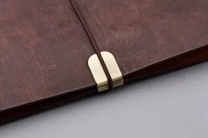 Detailansicht des Retro-Notizbuchs aus PU-Leder mit Gummiband und Messing-Metallclip.