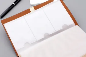 Detailansicht der transparenten Kartenfächer im Inneren des braunen A6-Notizbuchs aus Kunstleder