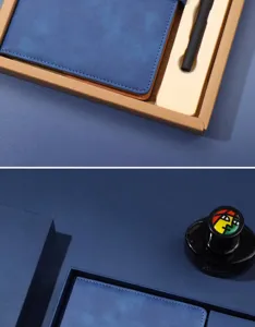 Detail eines blauen Business-Notizbuch-Sets mit Stift und Tinte in Geschenkbox