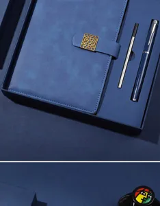 Detailansicht eines hochwertigen blauen Business-Notizbuch- und Stift-Geschenksets