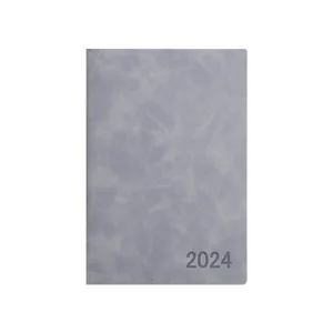 Planificateur annuel A5 bleu texturé minimaliste avec 2024 imprimé sur la couverture.