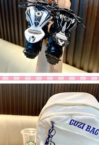 Vue détaillée du porte-clés modèle de moto en alliage sur un sac à dos blanc