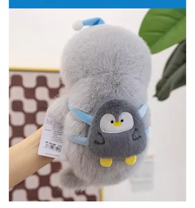 Primer plano detallado de la espalda de un león marino de peluche con mochila pingüino