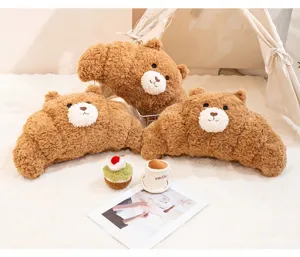 Primer plano de cojines de peluche de oso croissant en un ambiente acogedor
