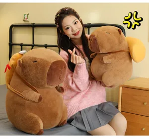 Großaufnahme eines Models, das ein süßes Capybara-Stofftier mit Brot-Rucksack-Zubehör hält.
