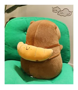 Detailansicht eines braunen Capybara-Plüschtiers mit einem süßen Croissant-Rucksack