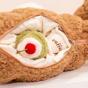Lindo peluche de oso pardo con pequeños peluches de pastel y café en su interior