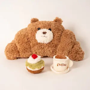 Lindo oso croissant de peluche con postre y taza de café, juego de almohada suave