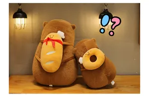 Detailansicht der Capybara-Plüschtiere mit Brot- und Donut-Rucksäcken
