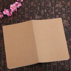 Primer plano de un cuaderno vintage A5 de papel kraft con costura de lomo duradera