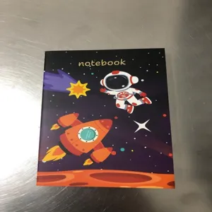 Detailansicht eines A6-Notizbuchs im Weltraum-Design mit Astronauten- und Raketenmotiven.