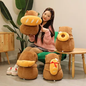 Süßes braunes Capybara-Plüschtier-Set mit Bäckerei-Themen-Brot-Accessoires im Zimmer