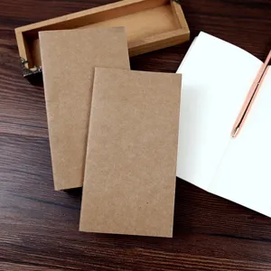 Gedetailleerd overzicht van twee retro kraft papieren notitieboekjes met een pen
