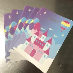 Set mit fünf A6-Notizbüchern mit farbenfrohen Märchenschloss- und Heißluftballon-Covern.