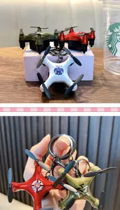 Detailopname van kleurrijke mini-drone model sleutelhangers voor tassen en sleutels