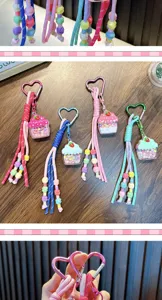 Kollage farbenfroher Herz-Karabiner-Schlüsselanhänger mit Cupcake-Anhängern und Kordeln.
