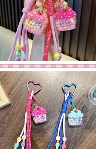 Detailansicht von Cupcake-Schüttel-Schlüsselanhängern mit Erdbeeranhänger und bunten Perlen